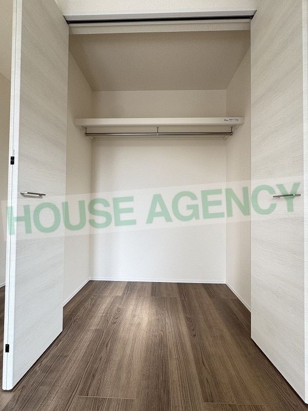 南東側洋室　収納(内装)