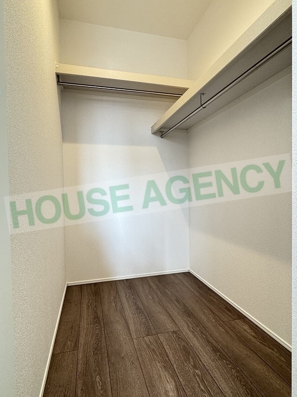 ファミリークローゼットにもなる大型ウォークインクローゼット(内装)