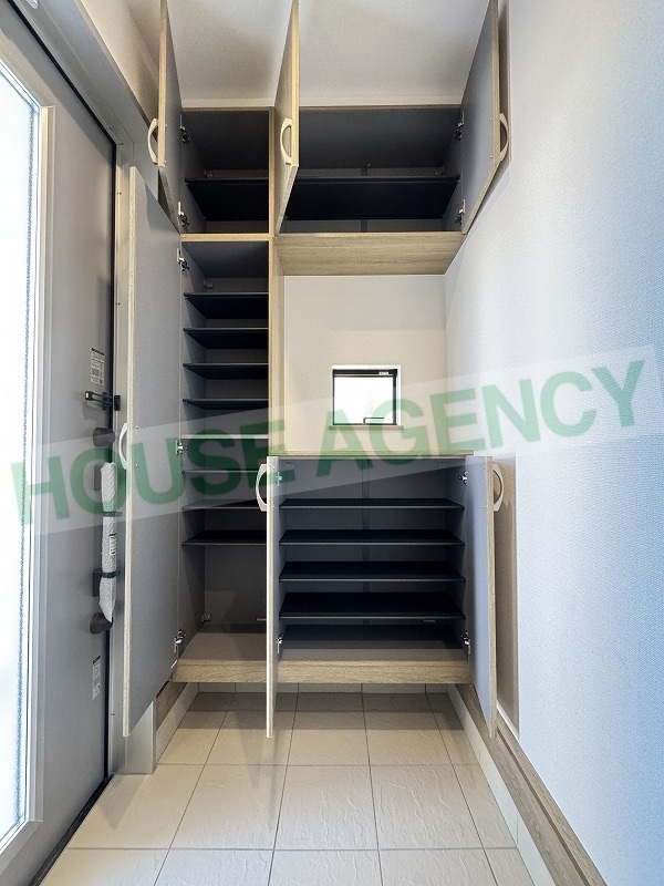 可動棚で調整可能な玄関収納(玄関)