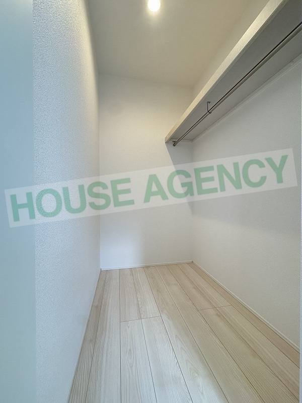 季節物の収納にも便利なウォークインクローゼット(内装)