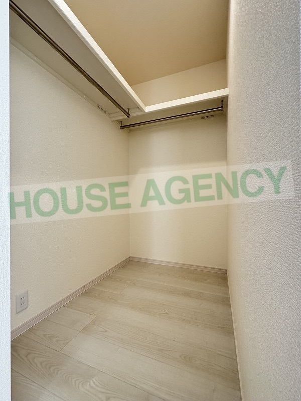 南東側洋室　ウォークインクローゼット(内装)