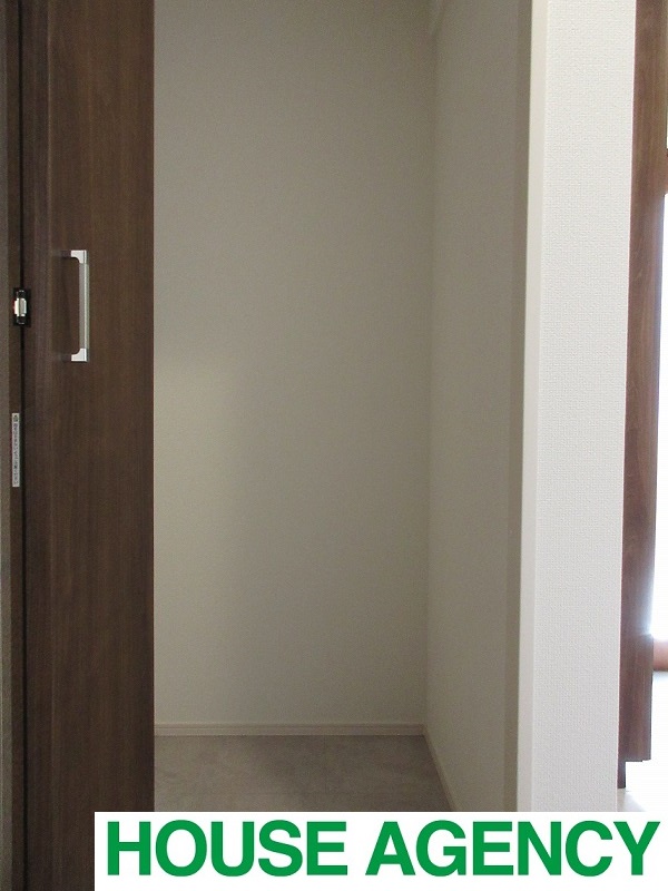 上着や雨具などの収納に便利な玄関横収納(玄関)
