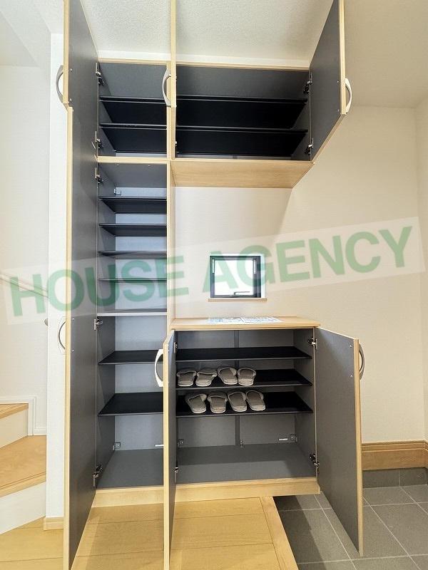 可動棚で調整可能な玄関収納(玄関)