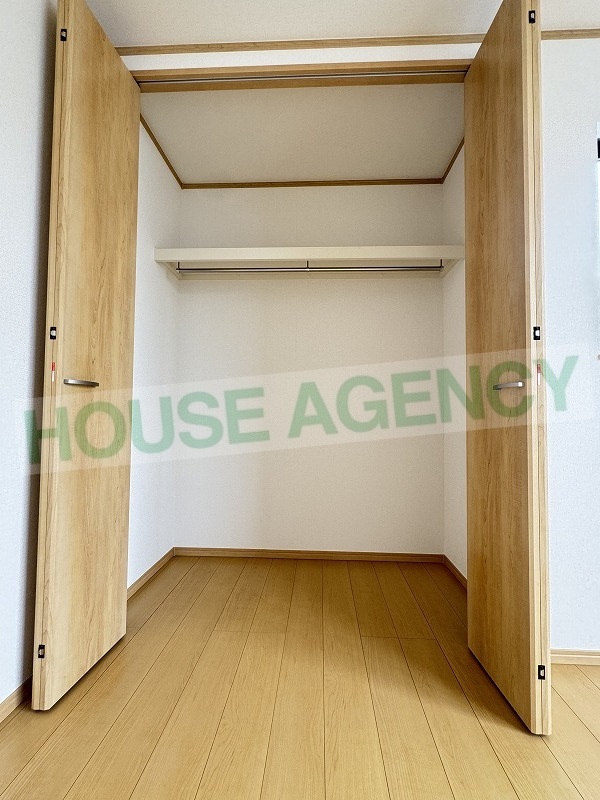 西側洋室　収納(内装)