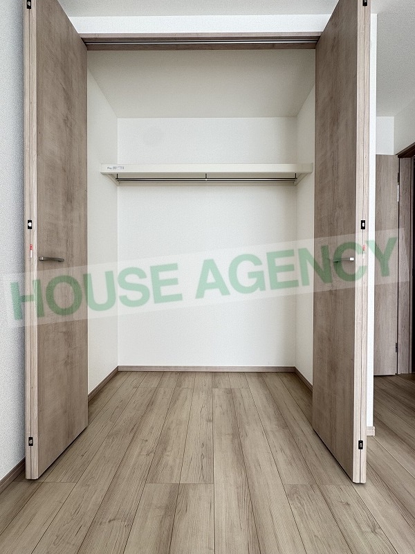 南西側洋室　収納(内装)