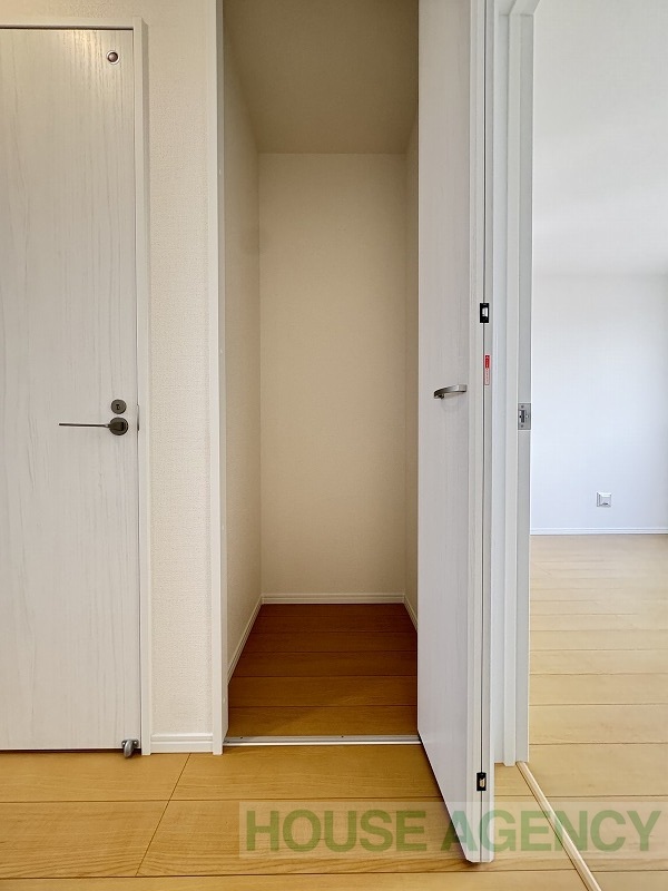 掃除用具などの収納に便利な2階通路収納(内装)