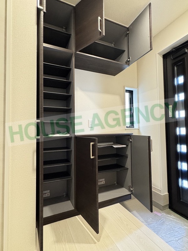 可動棚で調整可能な玄関収納(玄関)