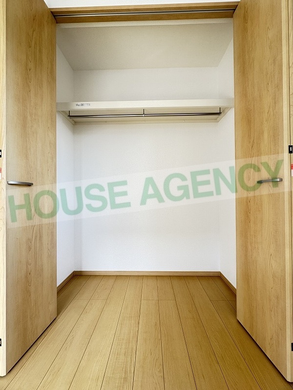 東側洋室　収納(内装)