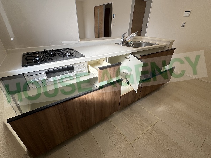 収納豊富なシステムキッチン(キッチン)