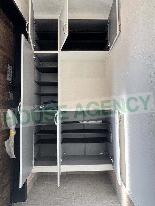 可動棚で調整可能な玄関収納(玄関)