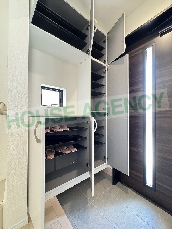 可動棚で調整可能な玄関収納(玄関)