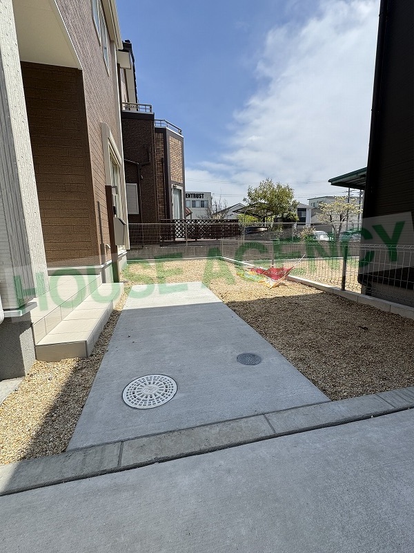 物置の設置も可能な玄関前スペース