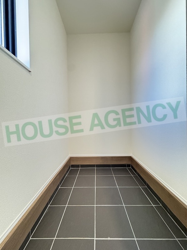 ご家族分の靴はもちろん、ベビーカーやゴルフバック置き場にも便利なシューズインクローク(玄関)