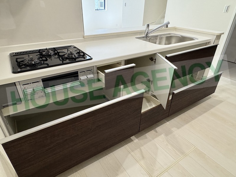 収納豊富なシステムキッチン(キッチン)