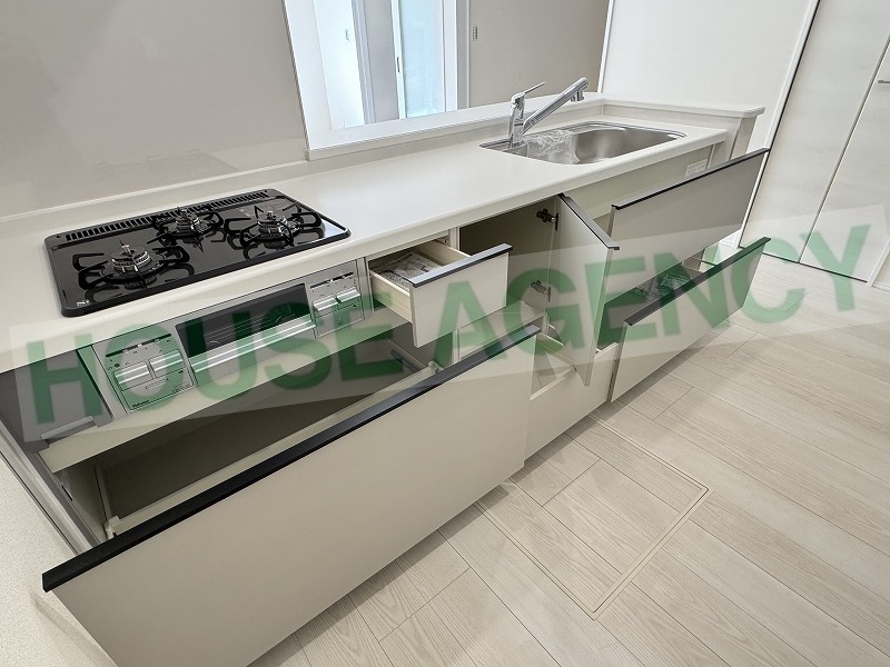 収納豊富なシステムキッチン(キッチン)