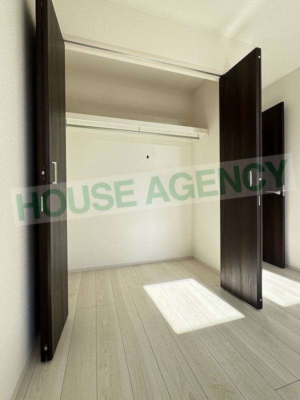 南西側洋室　収納(内装)