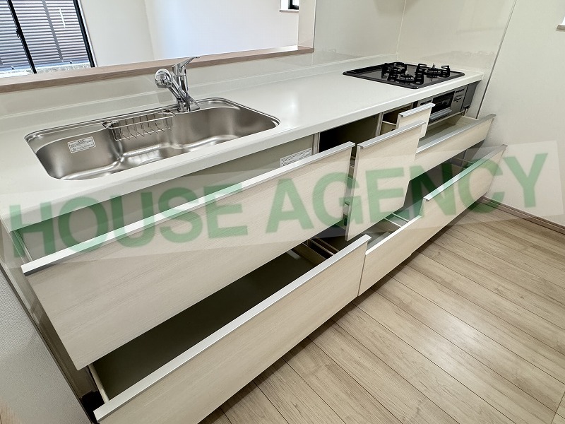 収納豊富なシステムキッチン(キッチン)