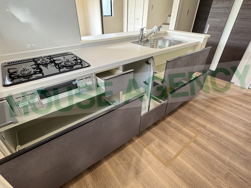 収納豊富なシステムキッチン(キッチン)