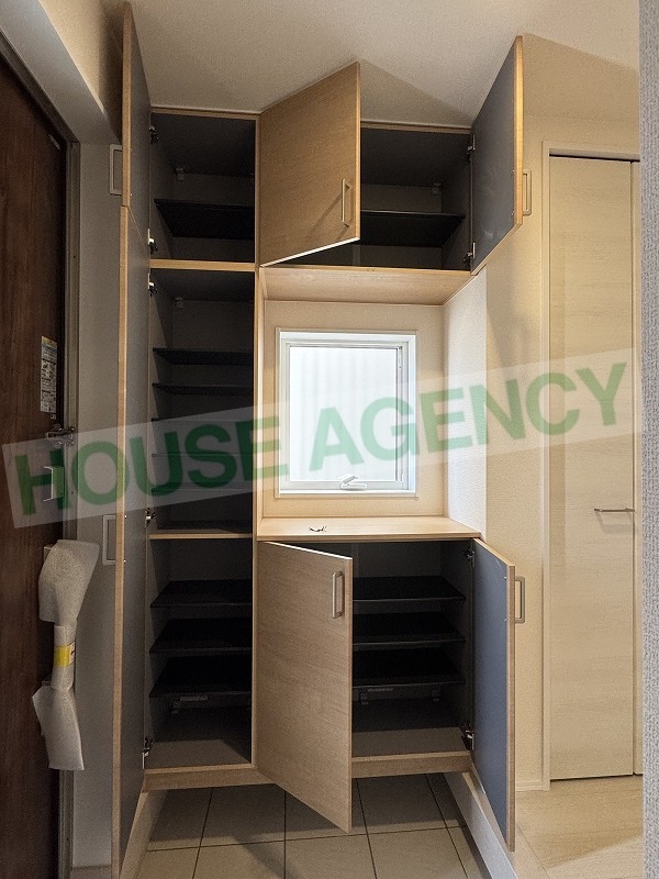 可動棚で調整可能な玄関収納(玄関)