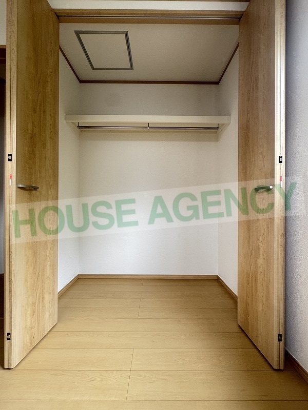 南側洋室　収納(内装)