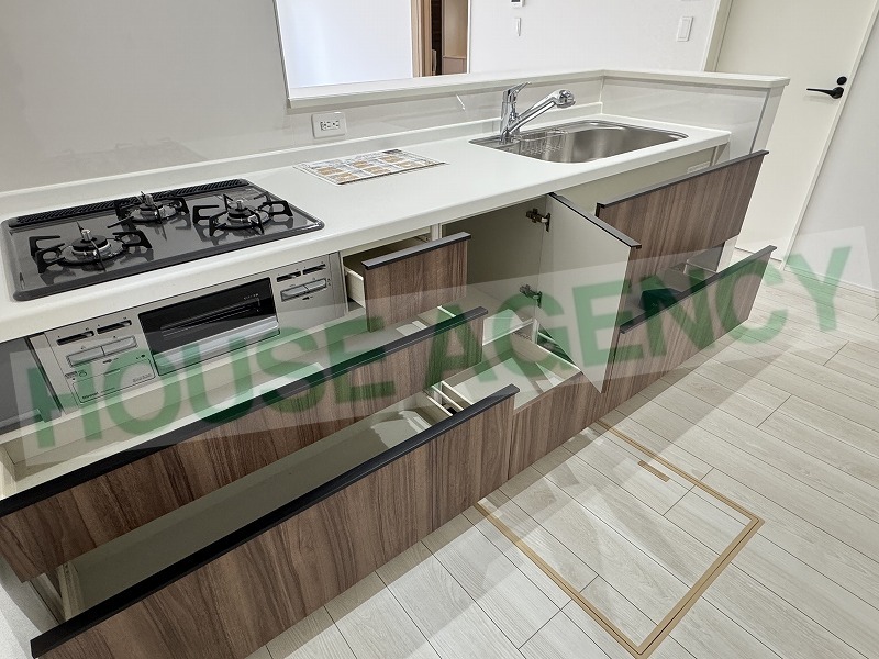 収納豊富なシステムキッチン(キッチン)