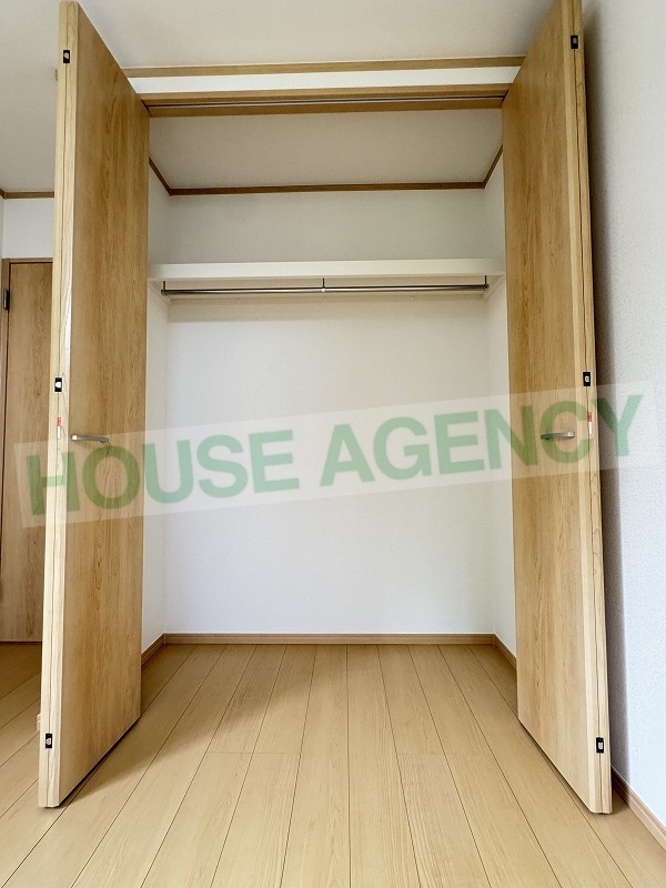 東側洋室　収納(内装)