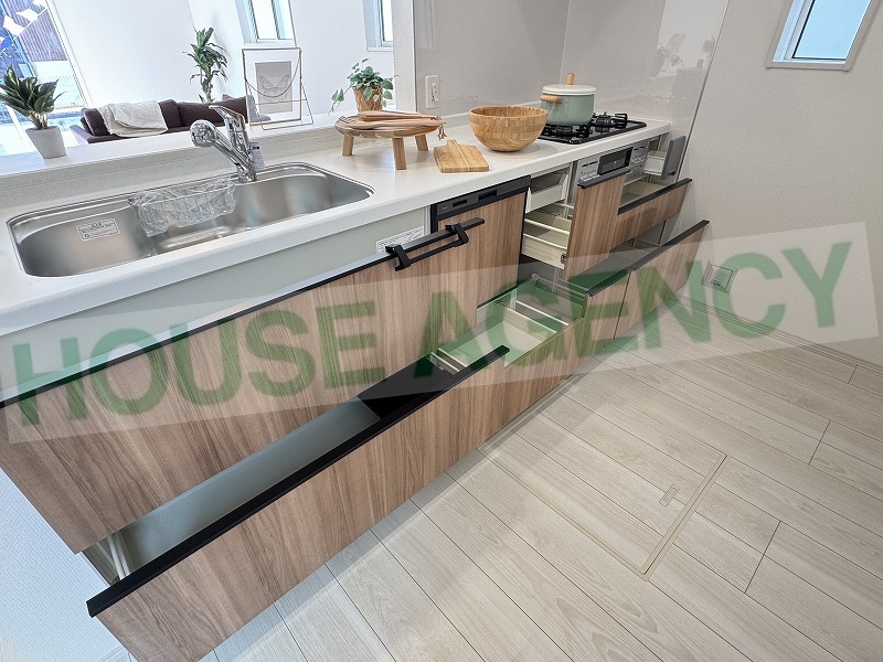 収納豊富なシステムキッチン(キッチン)