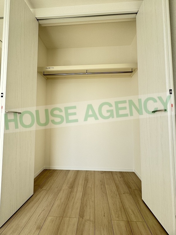 中央洋室　収納(内装)