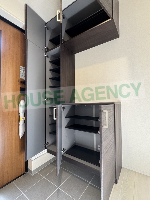 可動棚で調整可能な玄関収納(玄関)