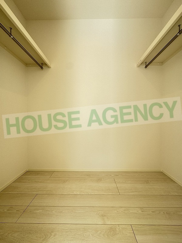 ファミリークローゼットにもなる大型ウォークインクローゼット(内装)