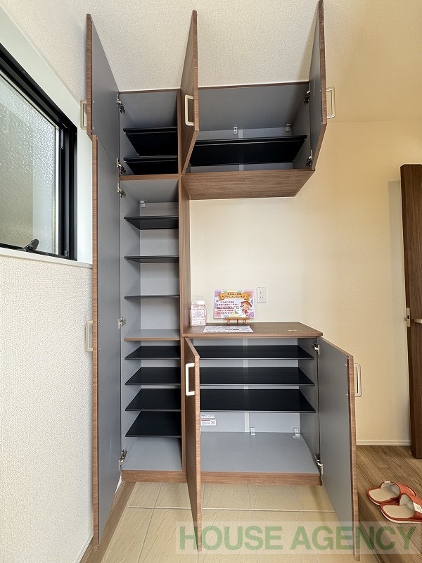 可動棚で調整可能な玄関収納(玄関)