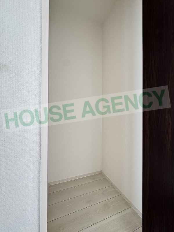 あると便利な通路収納は2階に2箇所(内装)