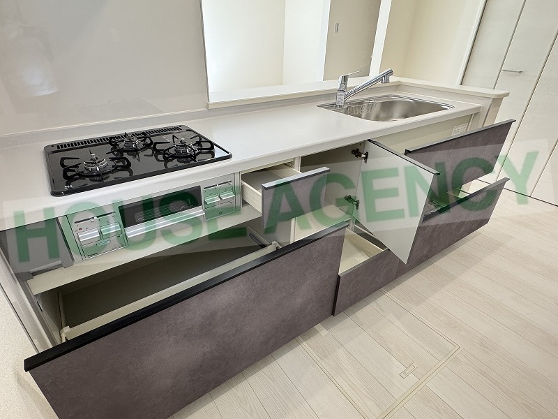 収納豊富なシステムキッチン(キッチン)