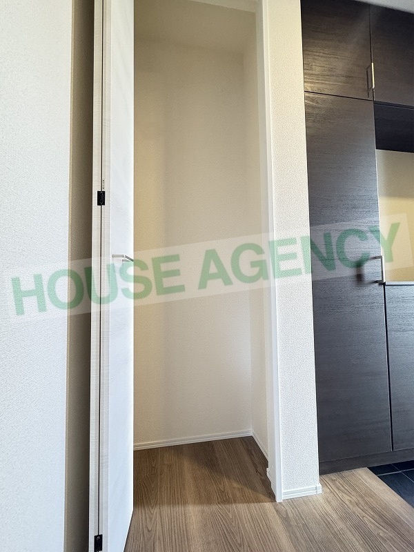 上着などの収納に便利な玄関横収納(玄関)