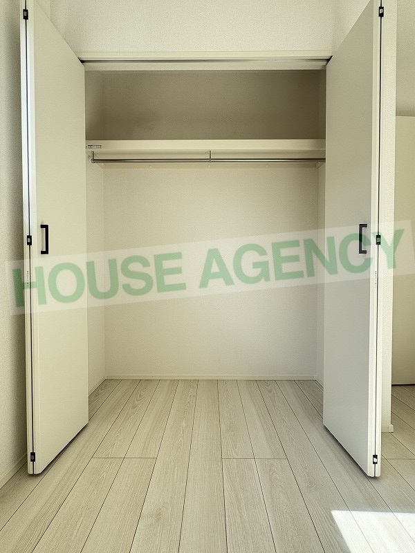 中央洋室　収納(内装)