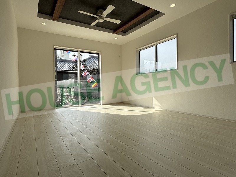 折上天井で開放感ある室内のリビング(居間)