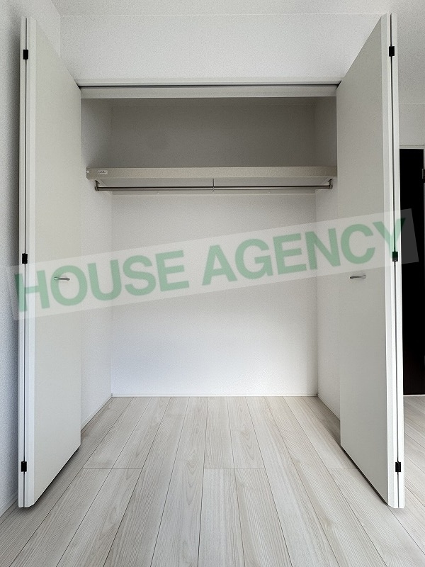 中央洋室　収納(内装)