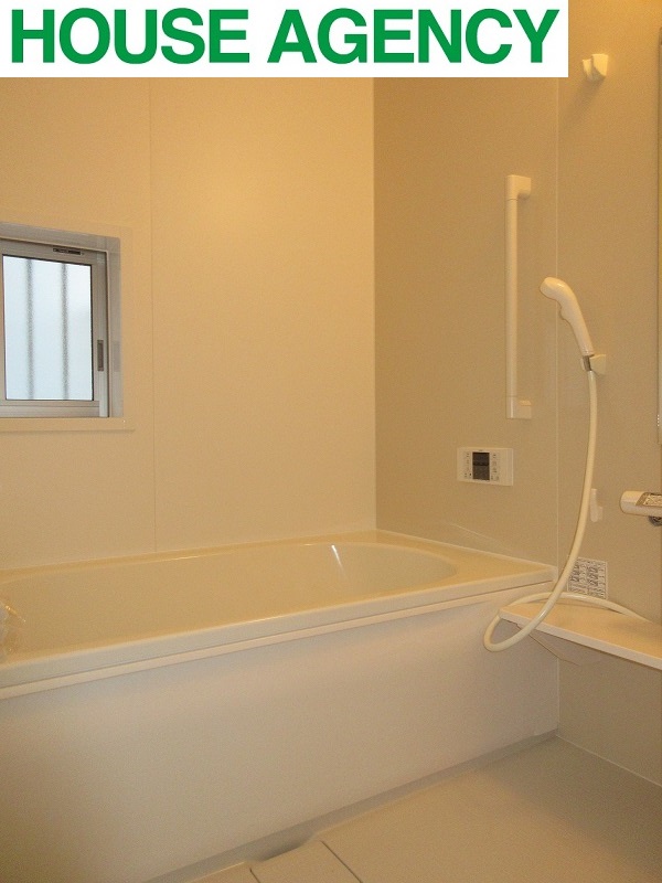 清潔感ある色調の浴室(風呂)