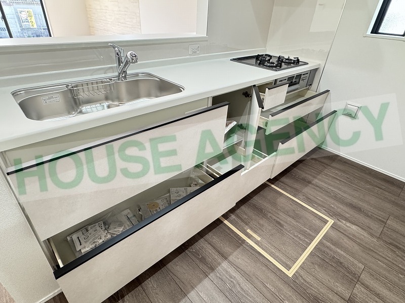 収納豊富なシステムキッチン(キッチン)