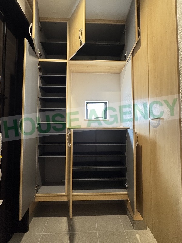 可動棚で調整可能な玄関収納(玄関)