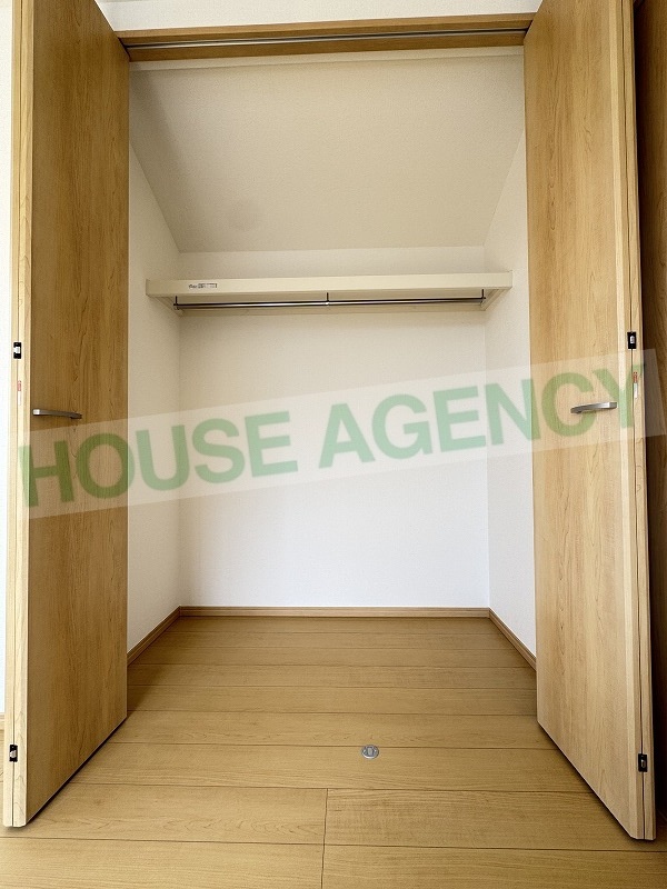 西側洋室　収納(内装)