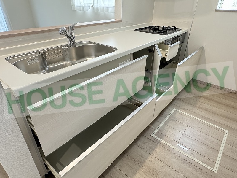 収納豊富なシステムキッチン(キッチン)