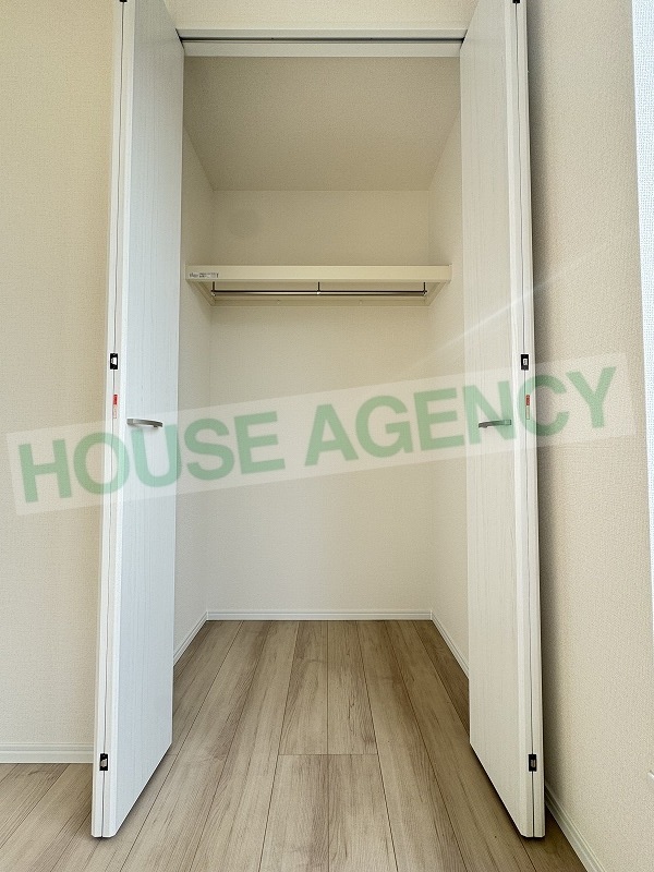 中央洋室　収納(内装)