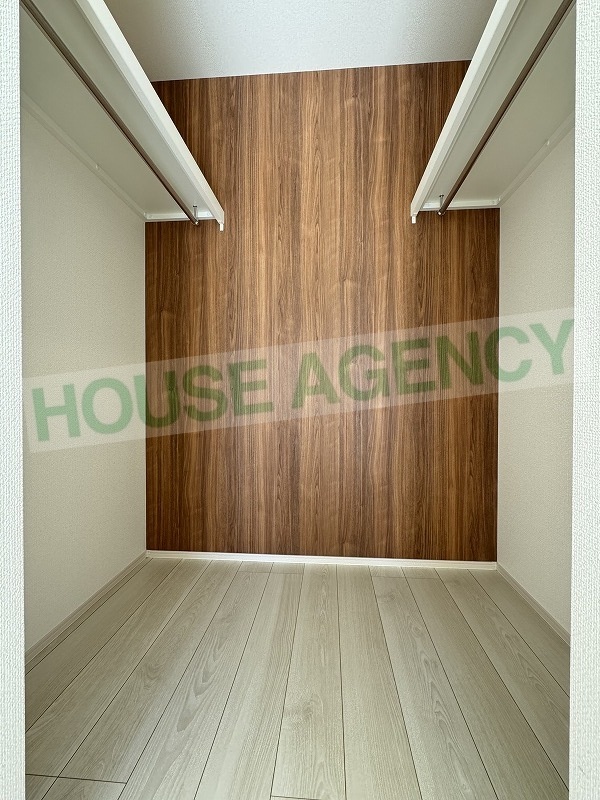 ファミリークローゼットにもなる大型ウォークインクローゼット(内装)