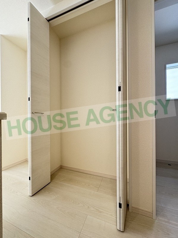 掃除用具などの収納に便利なリビング収納(居間)