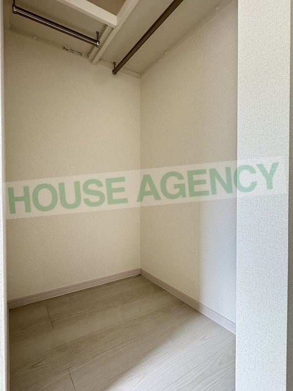 南西側洋室　ウォークインクローゼット(内装)