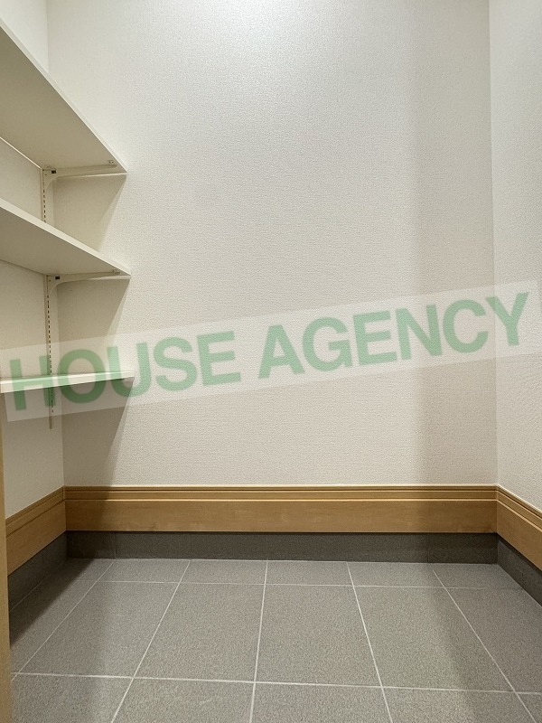 ベビーカーやゴルフバックなどの収納に便利なシューズインクローゼット(玄関)