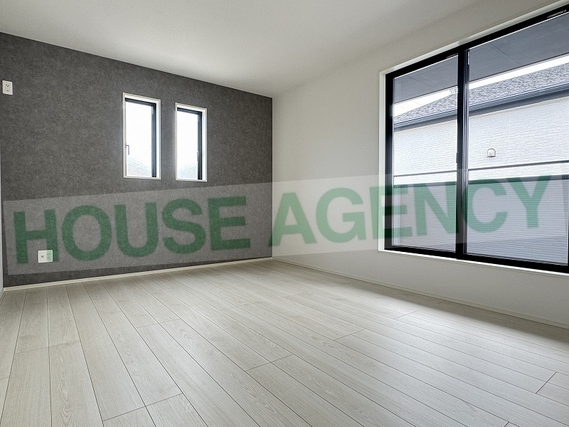 東側洋室はお洒落なアクセントクロス(内装)