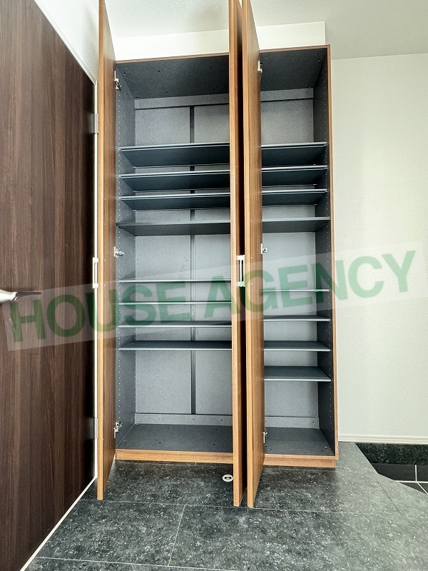 可動棚で調整可能な玄関収納(玄関)