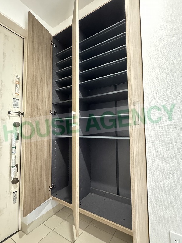 可動棚で調整可能な玄関収納(玄関)